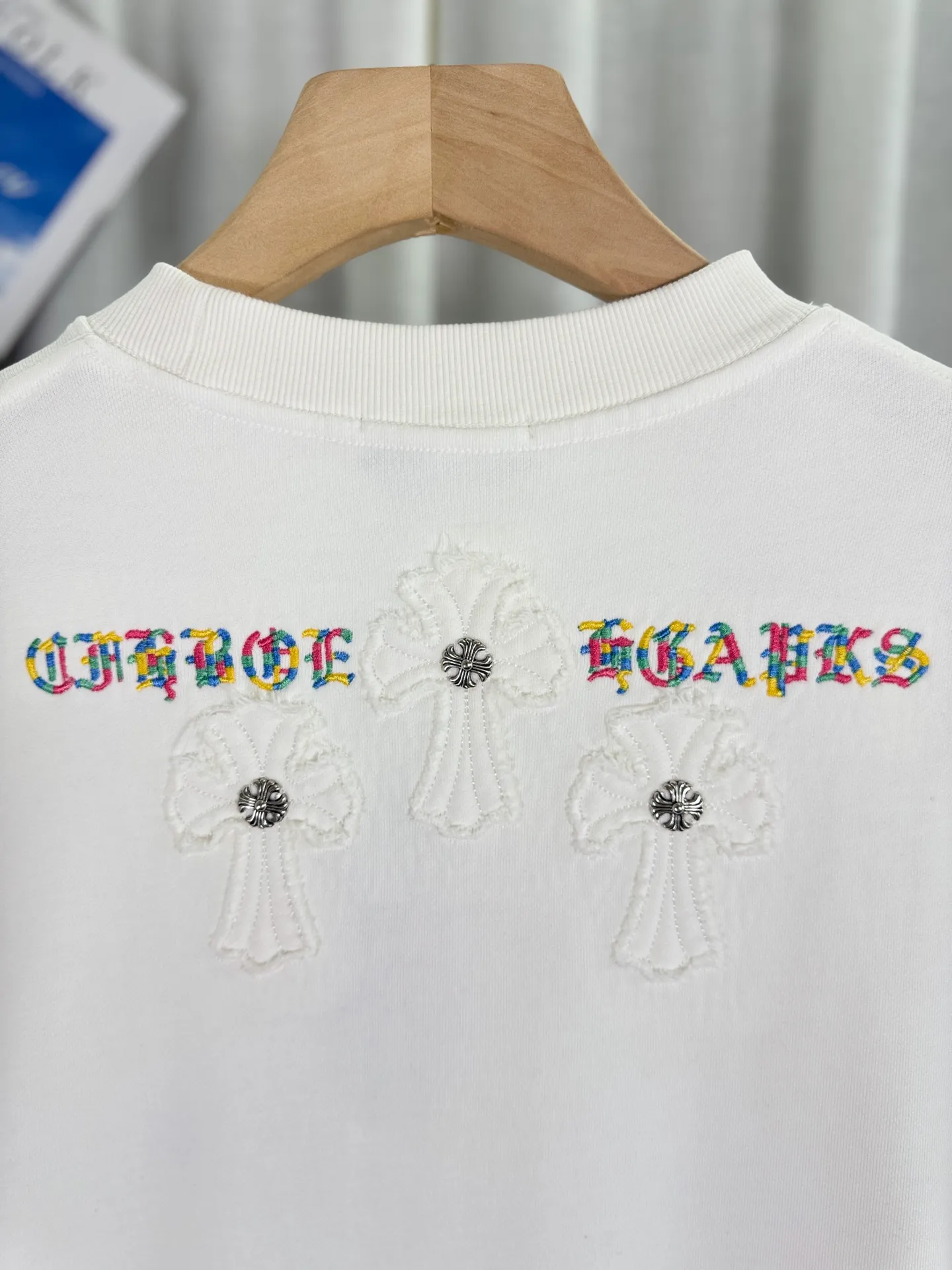P260 top version, real shot without P, ​​different from market currency) 𝗖𝗵𝗿𝗼𝗺𝗲 𝗛𝗲𝗮𝗿𝘁𝘀/Cro Heart 2025 patch embroidery autumn and winter new original single counter American laser burnt 3D three-dimensional color embroidery couple casual sweatshirt 👑The highest version! Customized fabric 440g tripe terry fabric! American acid-washed and distressed original fabric laser burnt ✟appliqué embroidery and exquisite embroidery of letters! The best-selling model in the counter, very comfortable to wear. Accessories: original molded and authenticated collar label➕100% silk wash label. Genuine purchase-grade original hangtag��matching hanging rope➕3D hanging beads➕original packaging bag. Craftsmanship: The original version has consistent wiring! The highest version of the armhole matching technique! Color: White Black Size: S M L XL Style Number: 25-301